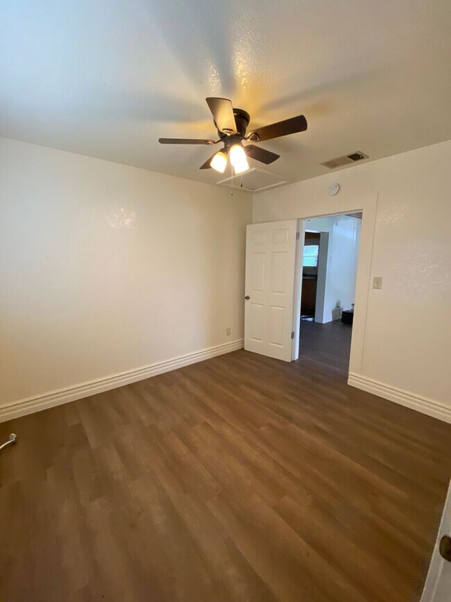 Building Photo - 1594 7th Ave Dr