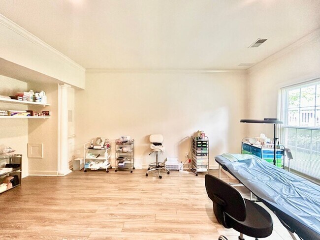 Building Photo - 10503 Aubinoe Farm Dr