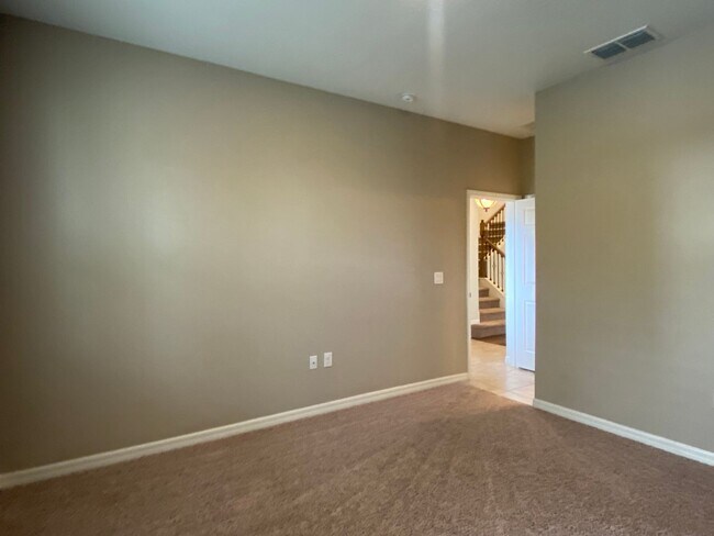 Building Photo - Stunning 5 Bedroom Pool Home in Orchard Hi...