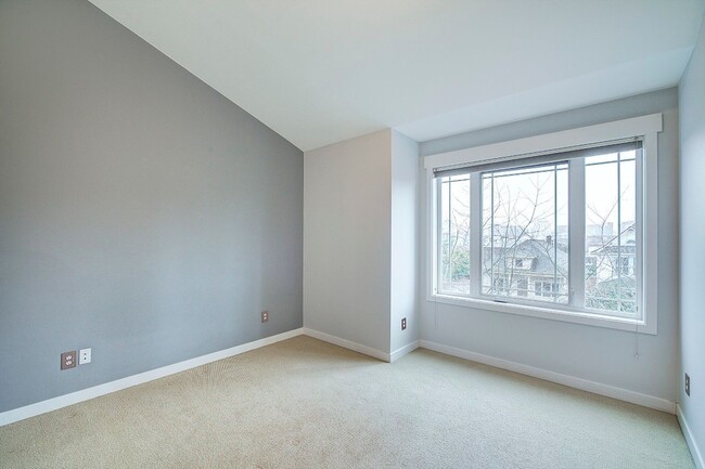 Building Photo - 2Bd/2.5Ba Seattle Townhouse