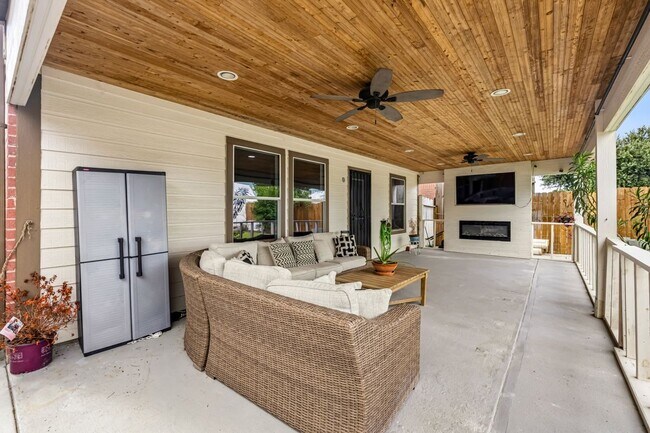 Building Photo - 5703 Basswood Dale Dr