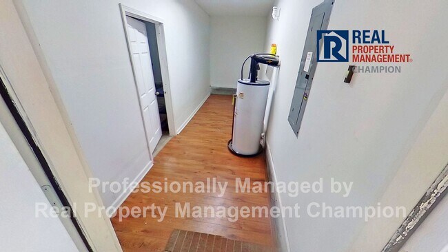 Building Photo - Charming home with open floor plan, vaulted ceilings and spacious backyard