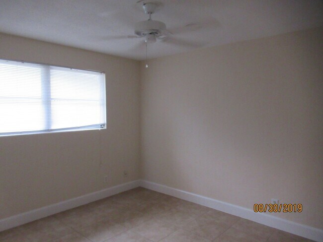 Building Photo - 4 Bedroom 2 Bath in South Daytona