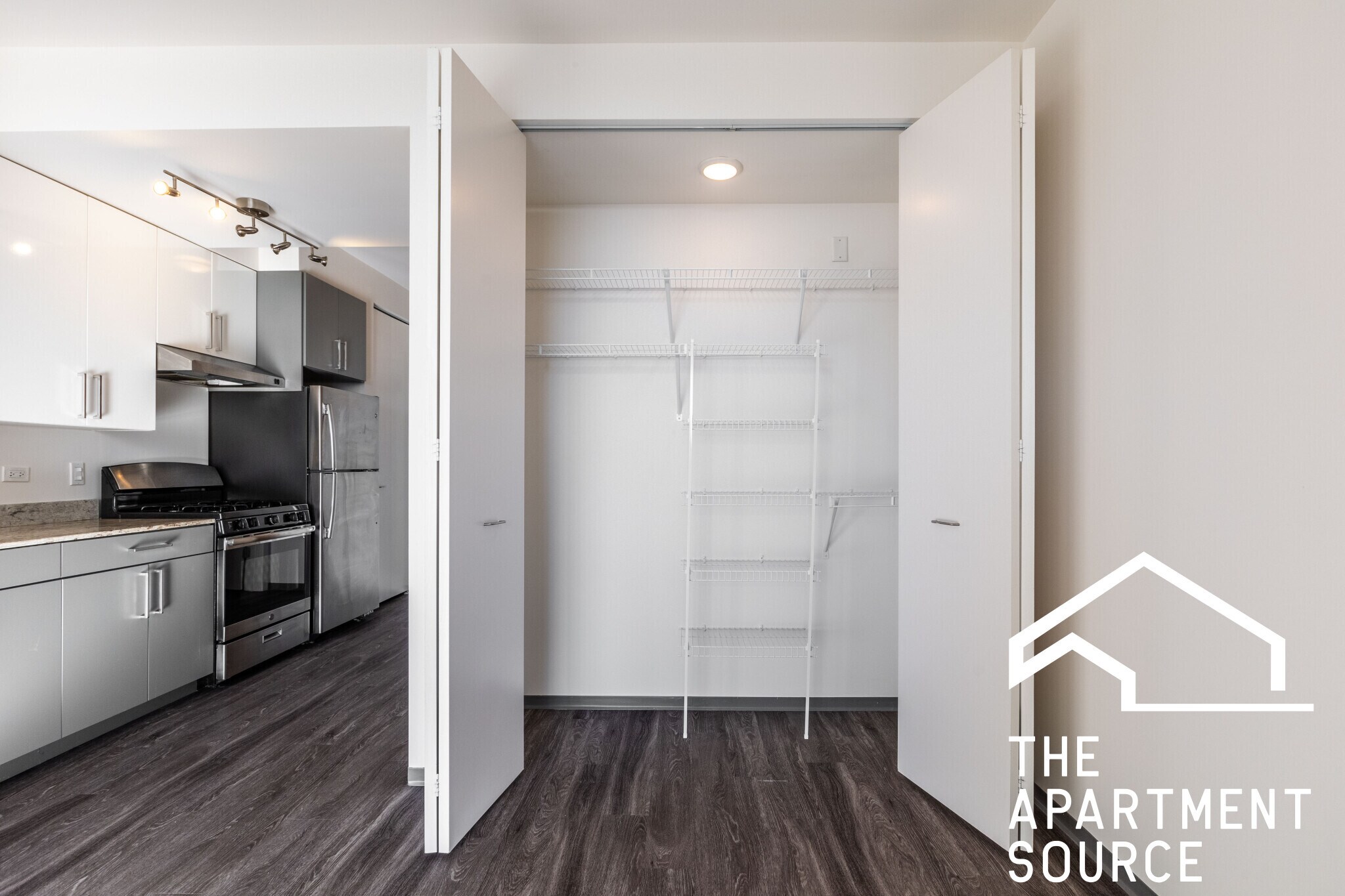 Building Photo - 2340 N California Ave