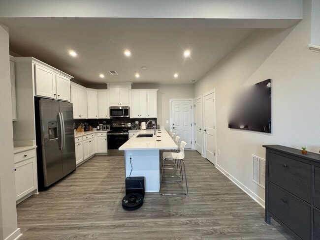 Building Photo - Stunning 2 Bed 2 Bath Interior Townhome In...