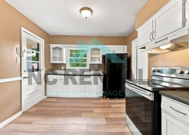 Building Photo - 1800 Woodmere Dr