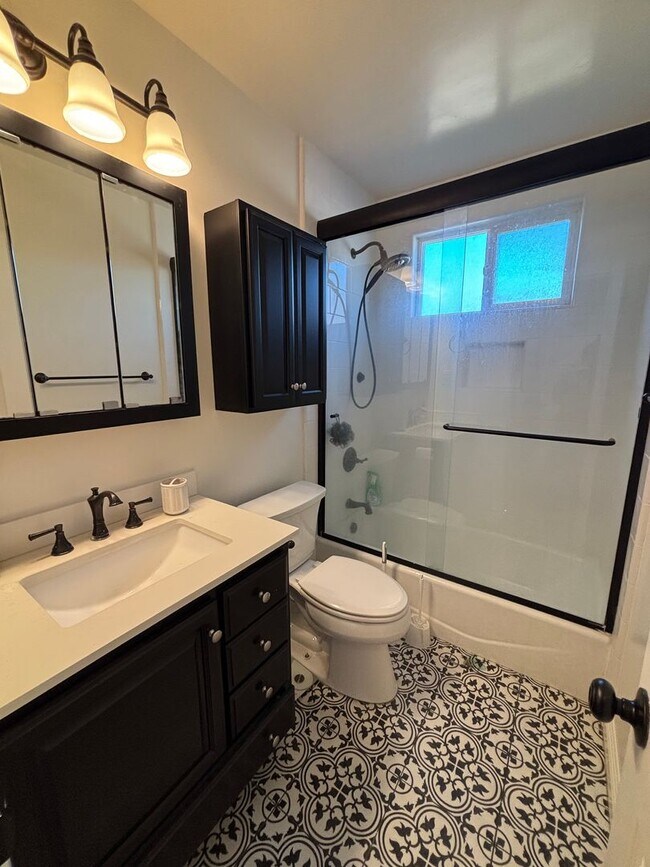 Building Photo - Spacious 3-Bedroom Home with Backyard & 2-Car Garage in Lakewood