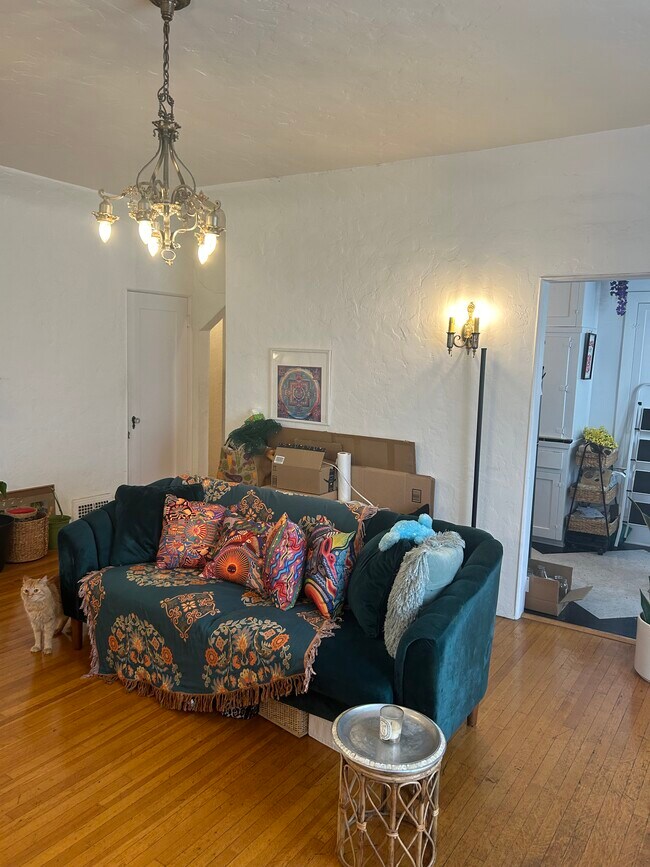 Building Photo - 464 N Stanley