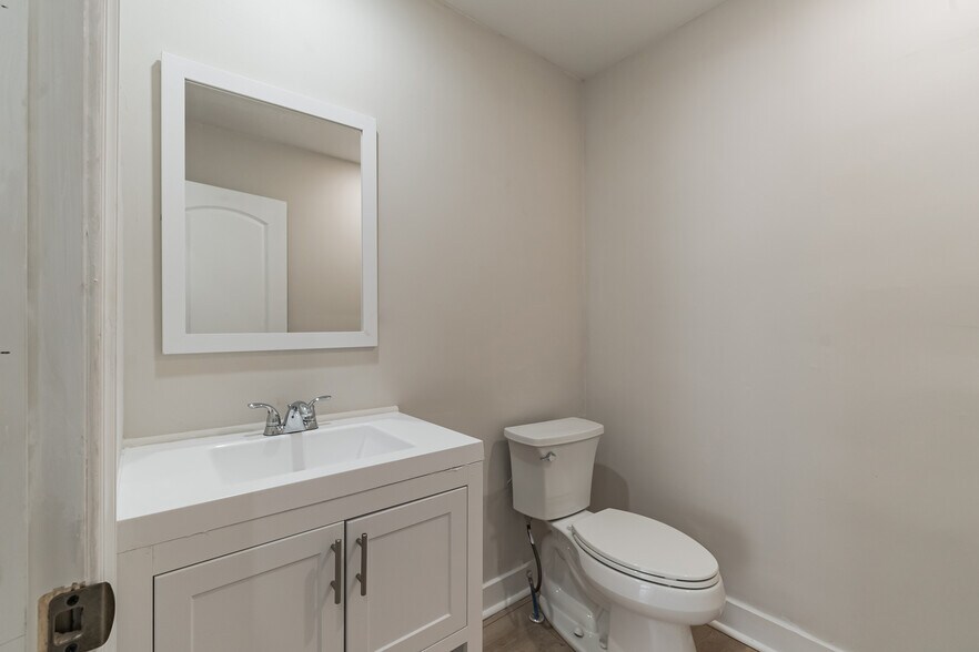 Powder Room - 3521 Indian Queen Ln