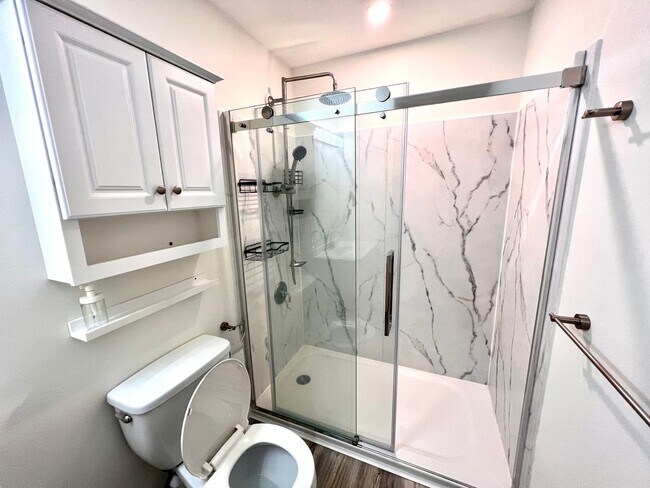Building Photo - Absolutely Stunning Home! - 3 Bedroom 2 Fu...