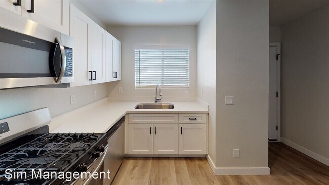 Building Photo - 2 br, 1 bath Apartment - 906 E Roma Avenue