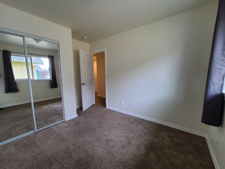 Building Photo - 657 SE 8th St