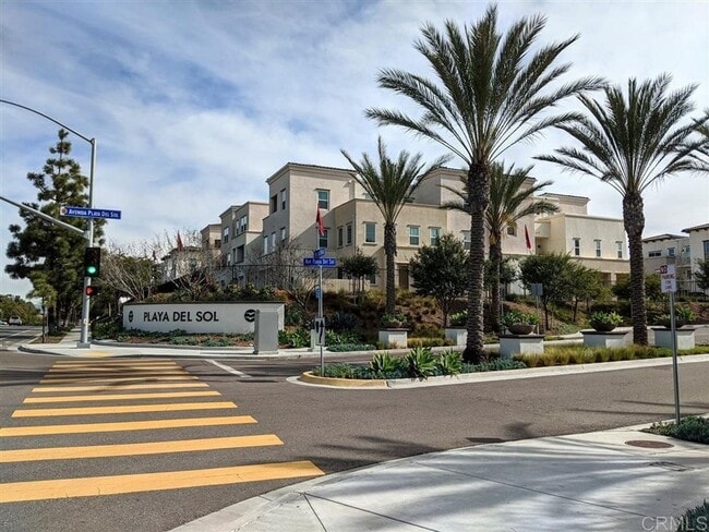 Building Photo - Gorgeous bright 3 bedroom 2.5 bath townhome