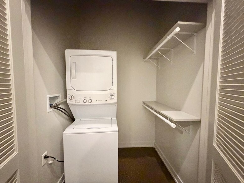 Building Photo - 152 W Huron St