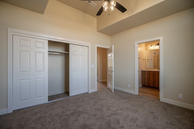 Building Photo - Newer Townhome Near Utah Tech