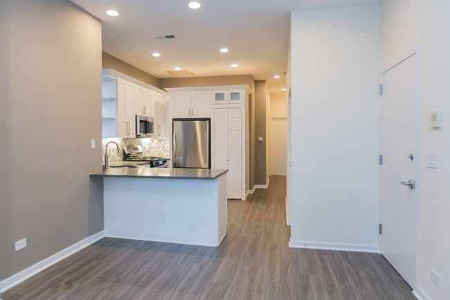 Building Photo - 2324 N Clark St