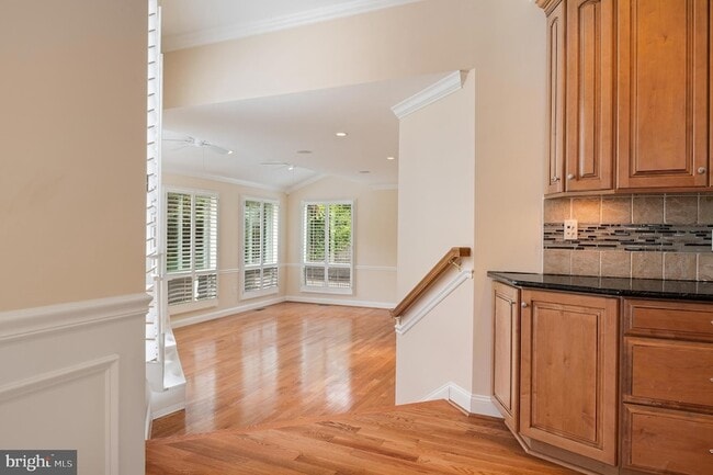 Building Photo - 5905 Lone Oak Dr