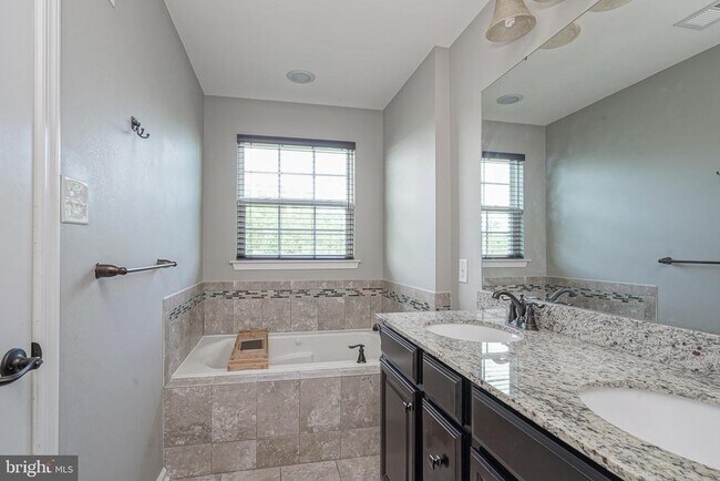 Building Photo - 1048 Regency Pl