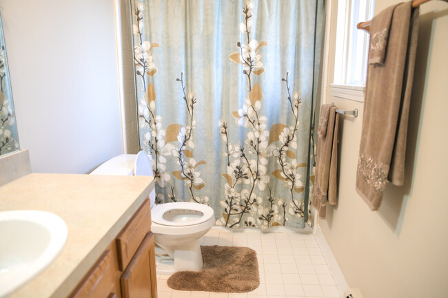 Bathroom - 38618 Meadowdale St