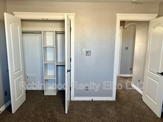 Building Photo - 758 Parkridge Pkwy