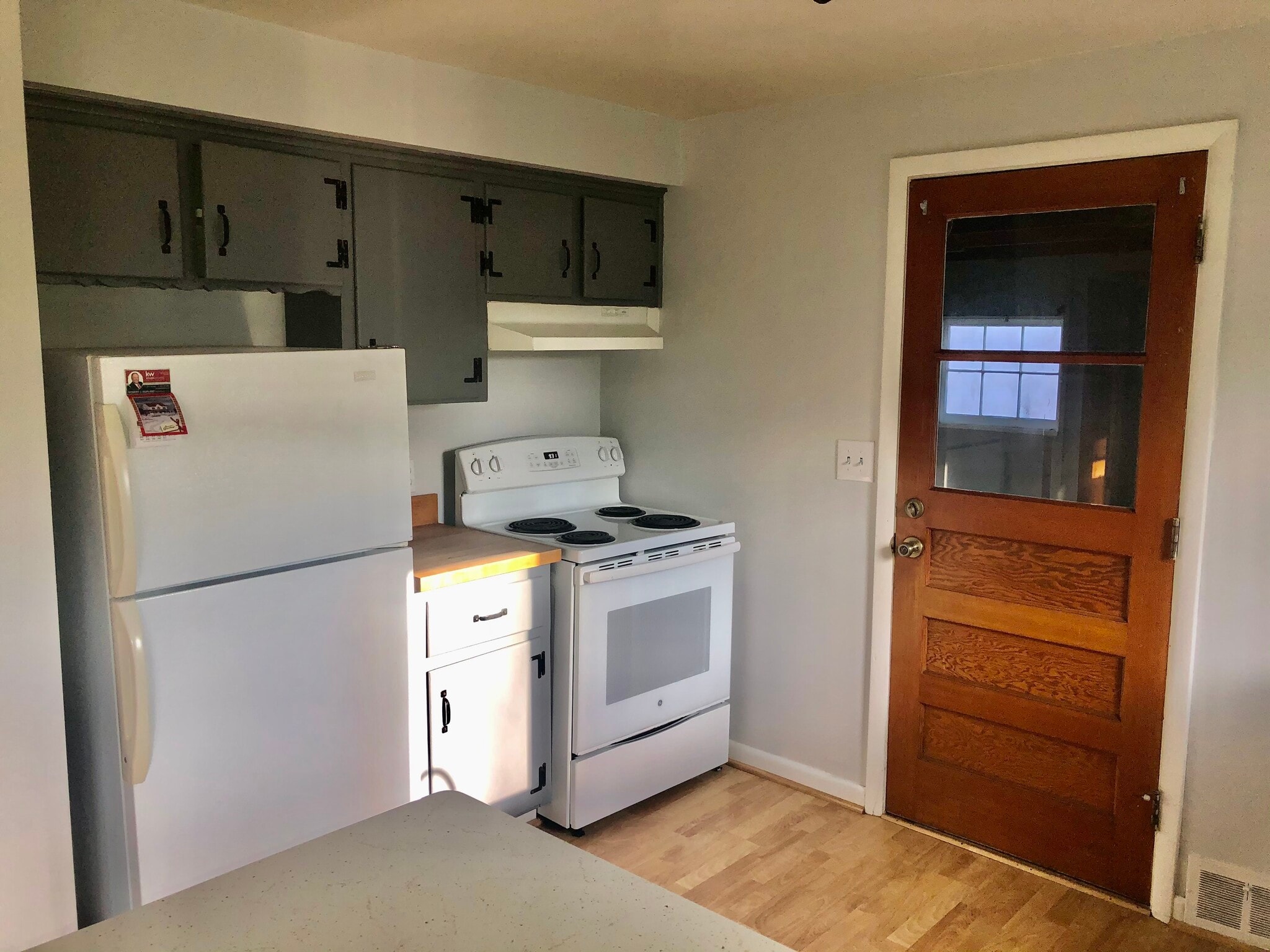 Building Photo - 129 Roselawn Cres