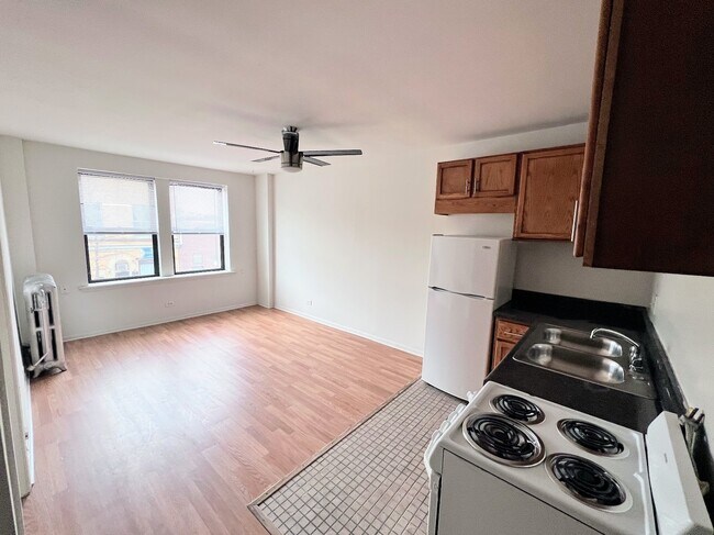 Building Photo - 3933 N Clarendon Ave
