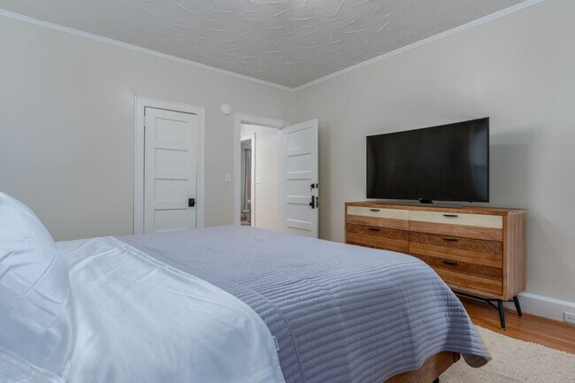 Building Photo - Leasing Now! - Charming 3-Bed, 2-Bath Stone Cottage in Shandon/Wales Garden - Walk to 5 Points!