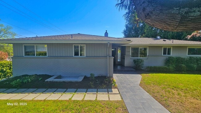 Primary Photo - 3 Bed, 2 Bath Apartment Newly Remodel in P...