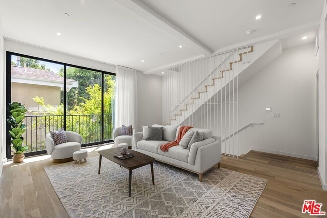 Building Photo - 1413 S Doheny Dr