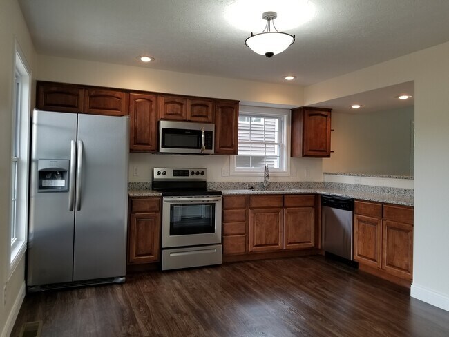 Building Photo - Beautiful and Modern 3 Bed 2.5 bath Home!