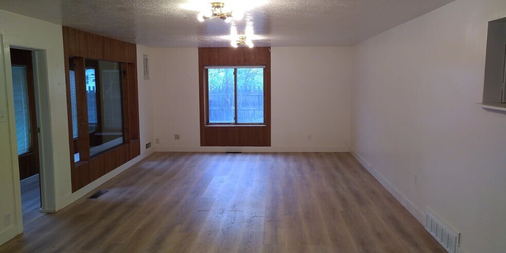 Building Photo - 465 W 3200 S