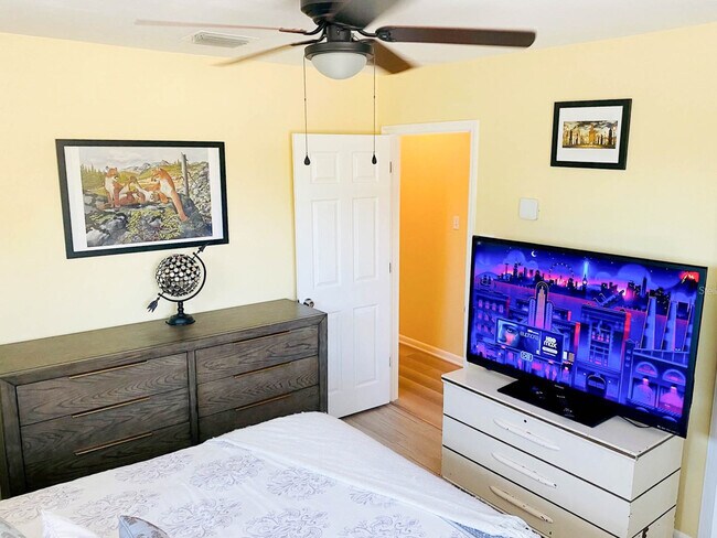 Building Photo - 1826 58th St S