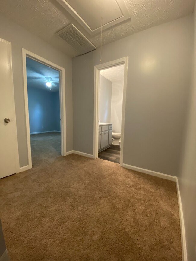 Building Photo - Oakwood Drive (Duplex - 2 Units)