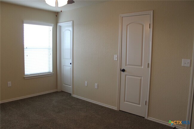 Building Photo - 665 Creekside Cir