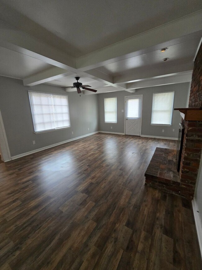 Building Photo - Three Bedroom Home Located in Warren Township near 10th and Franklin Rd