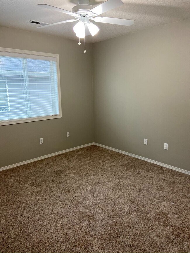 Building Photo - Wonderful 3B/2.5Ba Home that Backs to Peac...