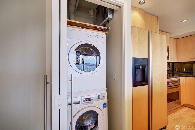 Building Photo - 2Bd/1.75Ba Seattle Condo