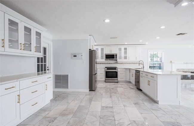 Building Photo - 551 Crystal Dr