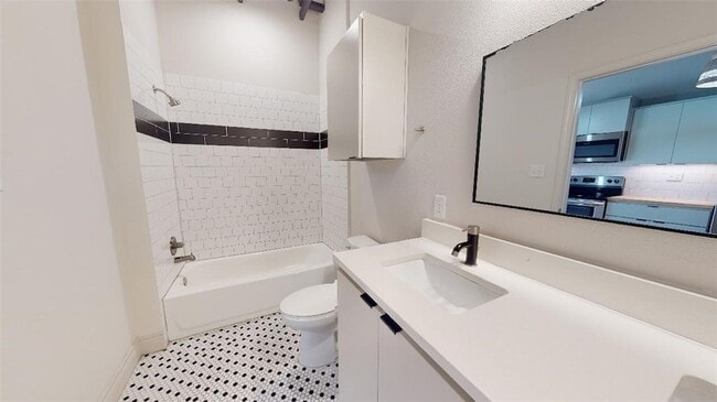 Building Photo - 305 W 27th St