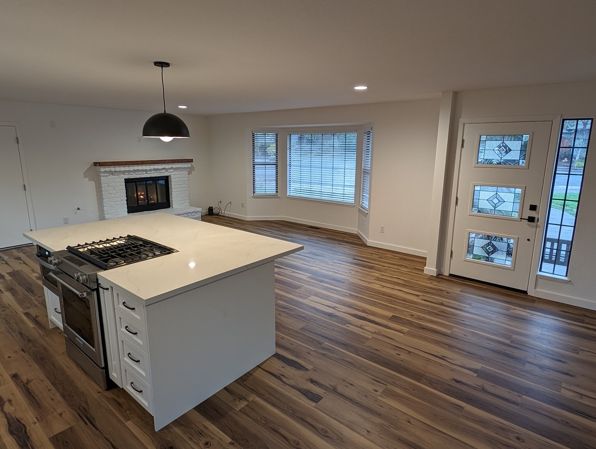 5' x 8' Quartz island with gas stove - 4977 Hoen Ave