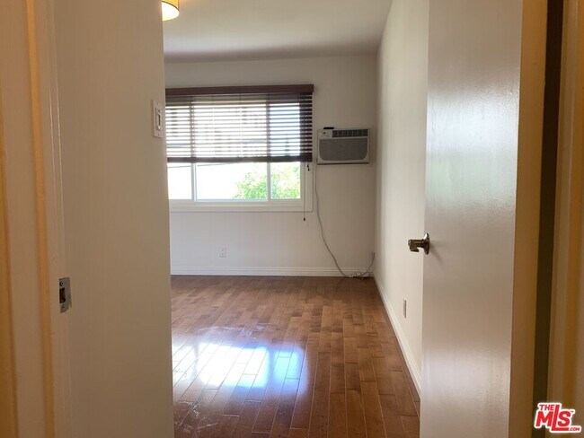 Building Photo - 1219 N Crescent Heights Blvd