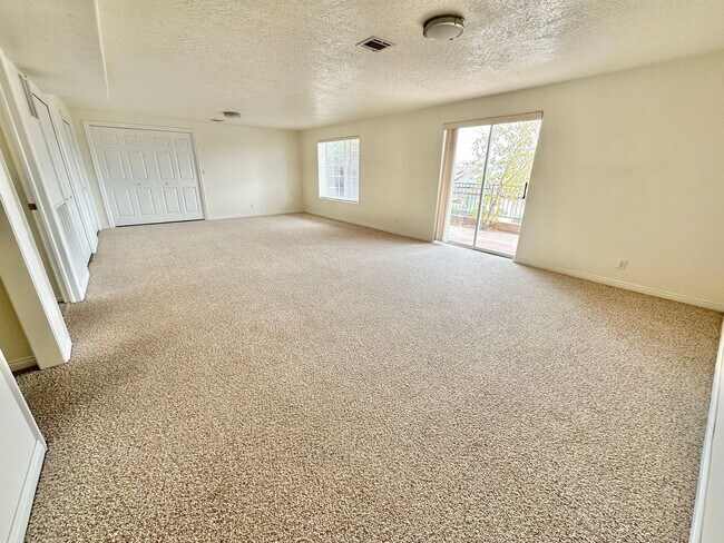 Building Photo - 4 bedrooms plus 2 additional areas. Price Reduced!!