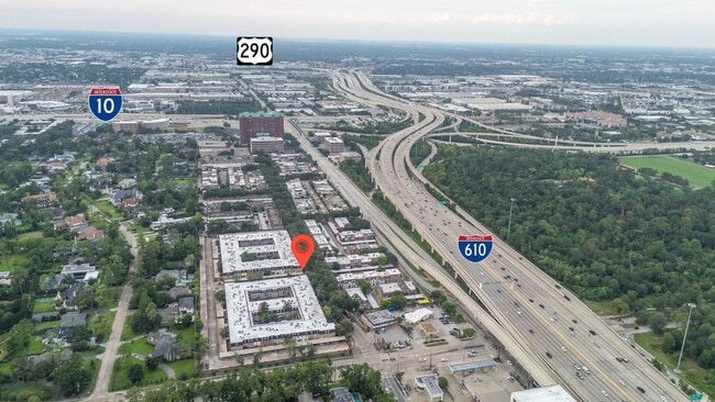 Building Photo - 355 N Post Oak Ln