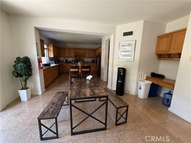 Building Photo - 3 Hollinwood