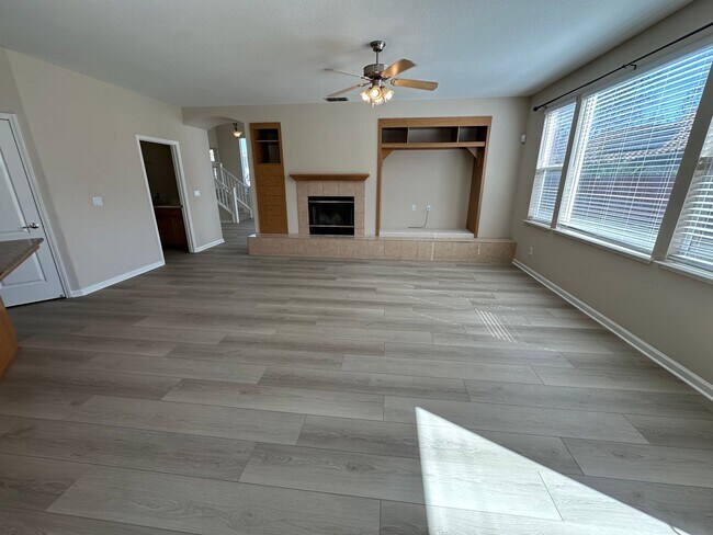 Building Photo - Gorgeous 6 Bedroom, 3 Bath Antioch Home