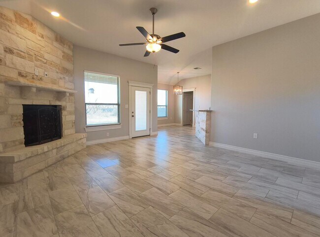 Building Photo - Charming 4 bedroom, 2 bath home AVAILABLE NOW!