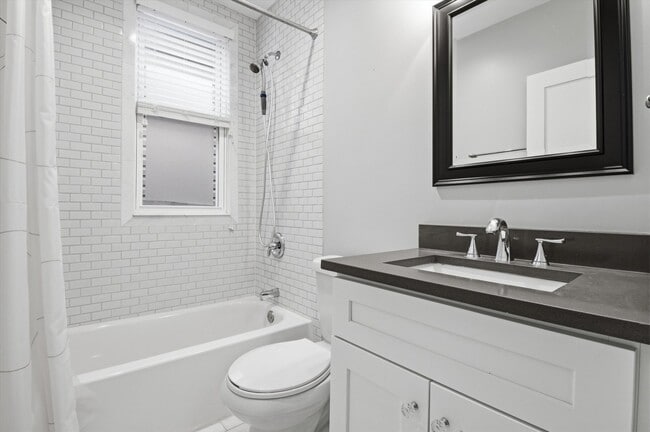 Building Photo - 2726 N St Louis Ave