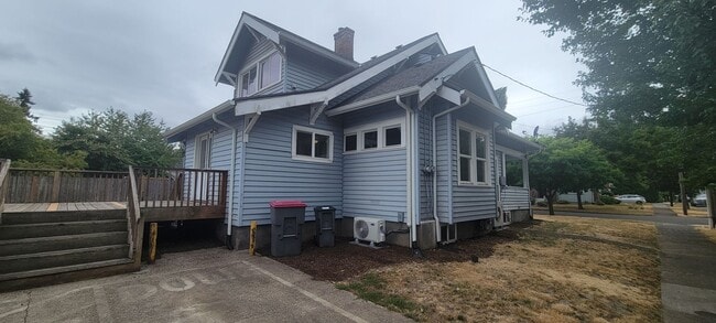 Building Photo - Downstairs unit @1034 NE Davis St - Lowered Price!