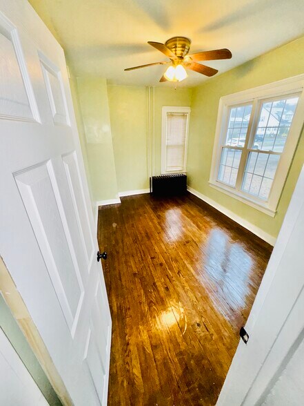 Secondary bedroom - 412 Pearl Lake Rd