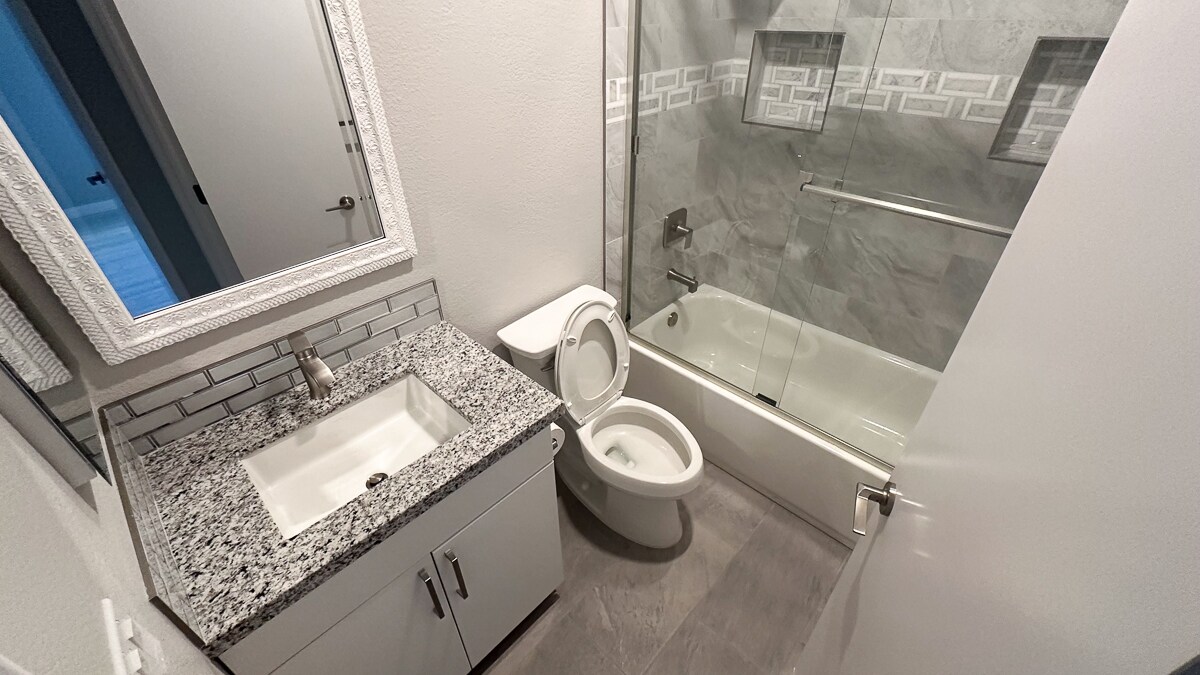 Building Photo - 608 Silver Berry Pl